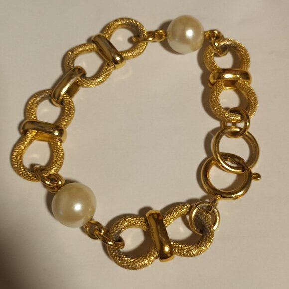 VINTAGE GOLD TONE AND FAUX PEARL CHAIN LINK BRACELET AND EARRING SET AVON - Picture 1 of 3